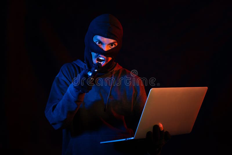 Terroristmann Cyberhacker, der Internet gehackt, um auf Schnäppcheninformationen Zugang von Notebooks lizenzfreie stockfotos