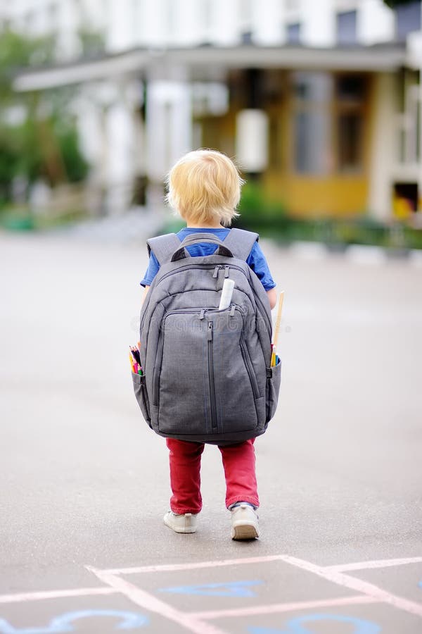 Terug naar het Concept van de School Jonge student met zijn rugzak royalty-vrije stock afbeelding Terug naar het Concept van de School Jonge student met zijn rugzak royalty-vrije stock afbeelding