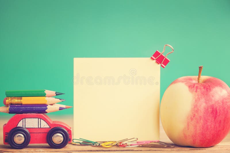 Terug naar het Concept van de School Het miniatuur Rode Auto Dragen kleurrijke potloden en rode appel op houten lijst stemmend be royalty-vrije stock afbeeldingen Terug naar het Concept van de School Het miniatuur Rode Auto Dragen kleurrijke potloden en rode appel op houten lijst stemmend be royalty-vrije stock afbeeldingen