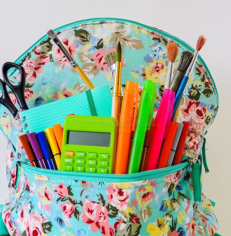 Terug naar het Concept van de School Schoolrugzak en schoollevering op witte houten lijstachtergrond stock afbeelding Terug naar het Concept van de School Schoolrugzak en schoollevering op witte houten lijstachtergrond stock afbeelding
