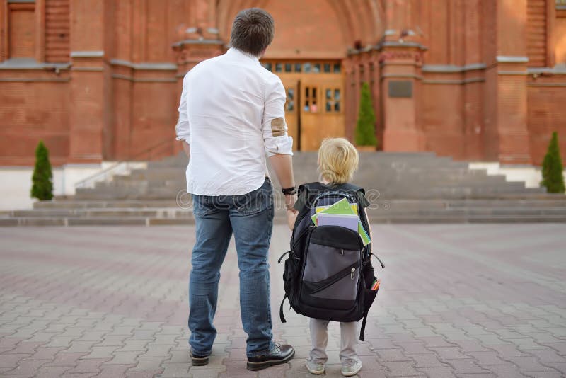 Terug naar het Concept van de School Weinig leerling met zijn vader Eerste dag van lage school stock afbeelding Terug naar het Concept van de School Weinig leerling met zijn vader Eerste dag van lage school stock afbeelding