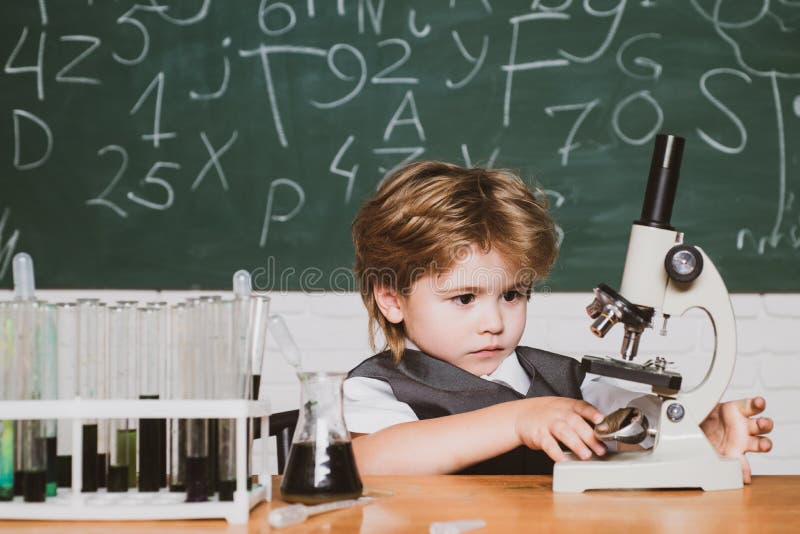 Terug naar School De Meisjes van Exellent en luie jongen Kleine kinderen bij schoolles Schooljongen De Dag van de kennis Huis het royalty-vrije stock afbeeldingen Terug naar School De Meisjes van Exellent en luie jongen Kleine kinderen bij schoolles Schooljongen De Dag van de kennis Huis het royalty-vrije stock afbeeldingen