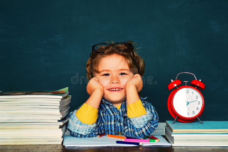 Terug naar School Grappig weinig jongen die op bord benadrukken Grote studievoltooiing royalty-vrije stock foto Terug naar School Grappig weinig jongen die op bord benadrukken Grote studievoltooiing royalty-vrije stock foto