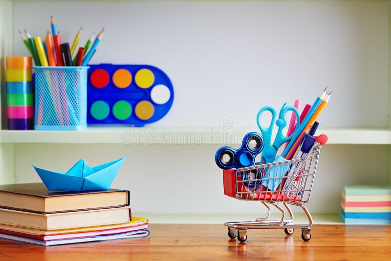 Terug naar Schoolboodschappenwagentje met Levering op Houten Lijst stock foto's Terug naar Schoolboodschappenwagentje met Levering op Houten Lijst stock foto's