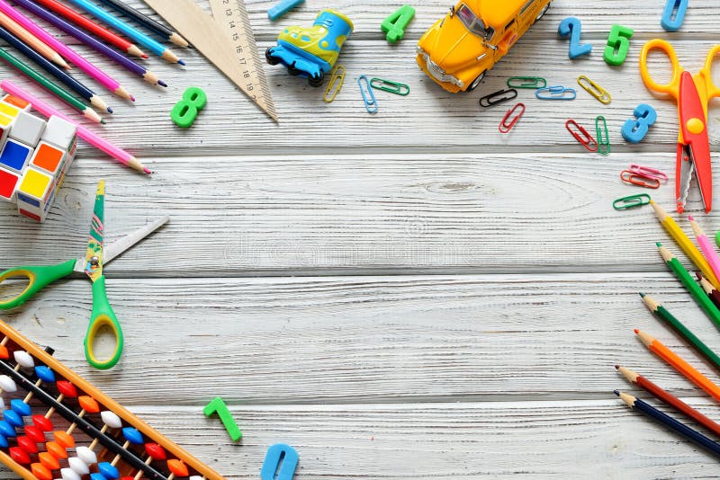 Terug naar Schoolconcept - bureau en studententoestel over houten lijst Ruimte voor tekst stock foto's Terug naar Schoolconcept - bureau en studententoestel over houten lijst Ruimte voor tekst stock foto's