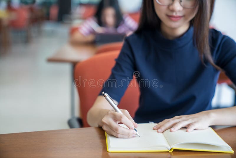 Terug naar van de de kennisuniversiteit van het schoolonderwijs het universitaire concept, Jonge bedrijfsvrouwenzitting bij lijst stock foto Terug naar van de de kennisuniversiteit van het schoolonderwijs het universitaire concept, Jonge bedrijfsvrouwenzitting bij lijst stock foto