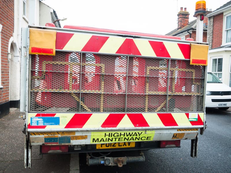 Terug van de bestelwagen van het wegonderhoud buiten bouw stock afbeelding Terug van de bestelwagen van het wegonderhoud buiten bouw stock afbeelding
