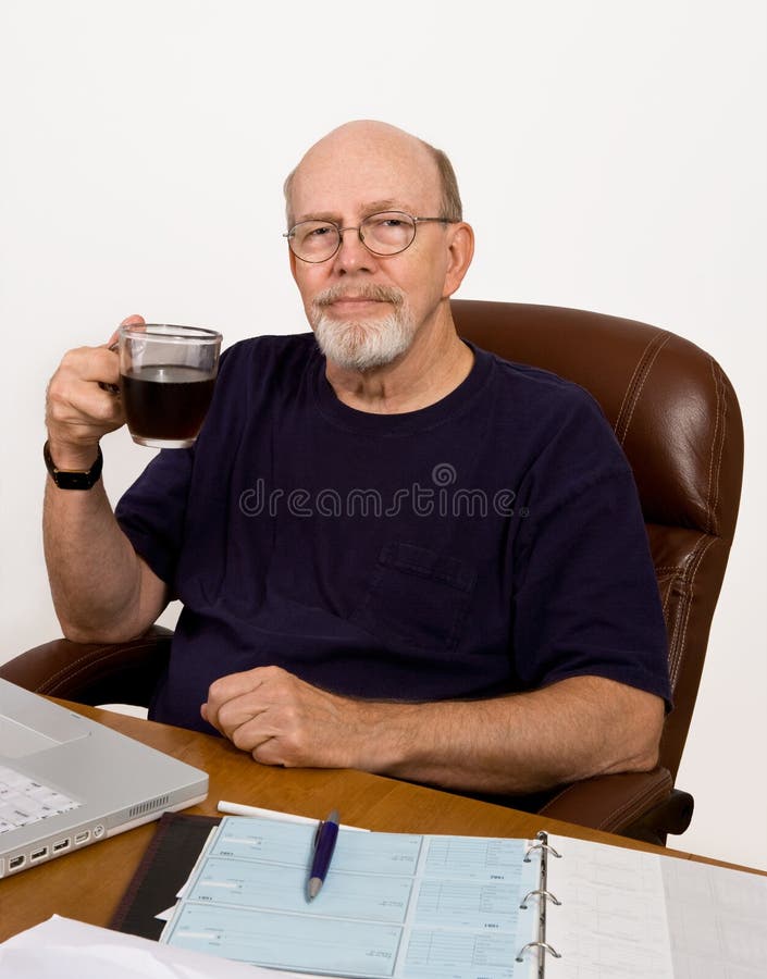 Teruggetrokken Mens die Checkbook in evenwicht brengt stock afbeelding Teruggetrokken Mens die Checkbook in evenwicht brengt stock afbeelding