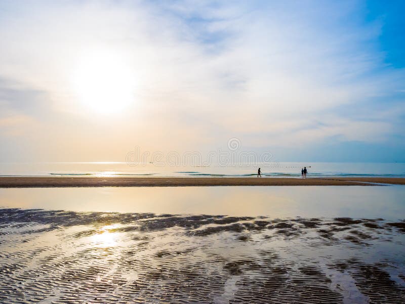 Terugkeer aan gelukkige familie die zich op het strand in de tijd van de zonsondergangschemering bevinden Concept vriendschappeli royalty-vrije stock afbeeldingen Terugkeer aan gelukkige familie die zich op het strand in de tijd van de zonsondergangschemering bevinden Concept vriendschappeli royalty-vrije stock afbeeldingen
