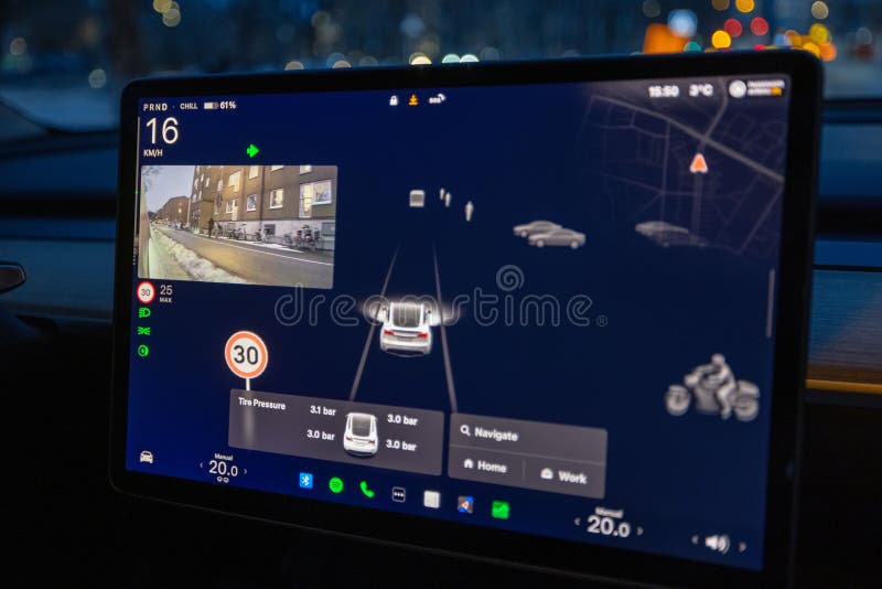 Tesla Model 3触摸屏的特写视图，显示自动驾驶仪的可视化，包括侧摄像头馈入和道路信息. 免版税库存照片