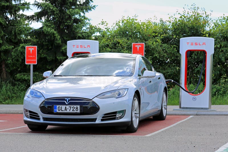 Tesla modell S på kompressorstationen royaltyfria foton Tesla modell S på kompressorstationen royaltyfria foton