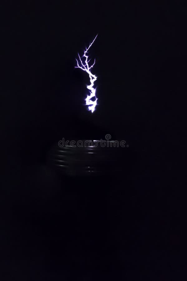 Elektrostatische Entladung Der Teslaspule Stockfoto und mehr Bilder von  Schwarzer Hintergrund - Schwarzer Hintergrund, Tesla-Transformator, Nikola  Tesla - iStock