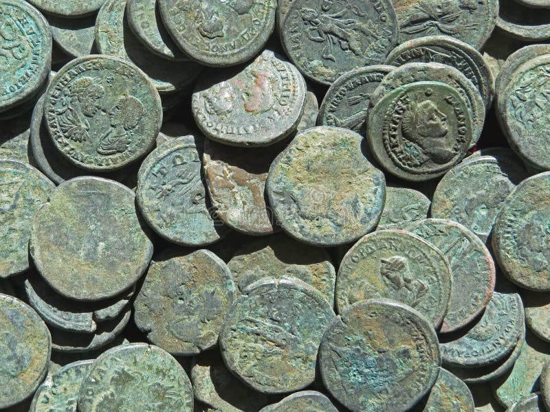 Tesoro antico della moneta Soldi rotondi di rame timbrati fotografie stock libere da diritti Tesoro antico della moneta Soldi rotondi di rame timbrati fotografie stock libere da diritti