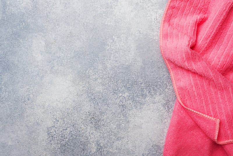 Tessitura di asciugamano rosa su fondo di pietra grigia Copia spazio immagine stock libera da diritti Tessitura di asciugamano rosa su fondo di pietra grigia Copia spazio immagine stock libera da diritti