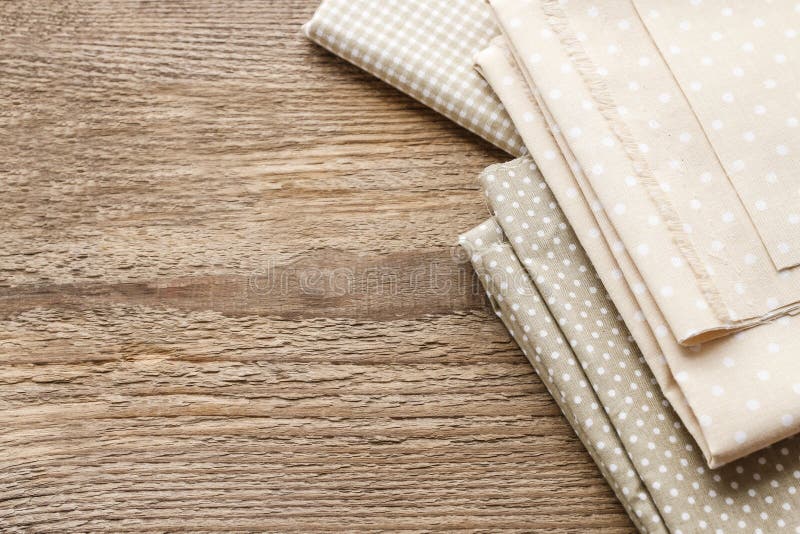 Tessuti su fondo di legno, spazio di copia