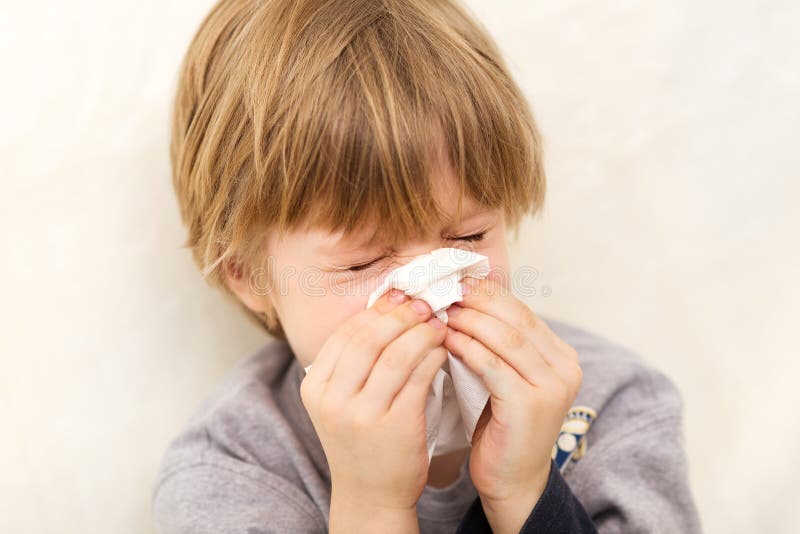Tessuto freddo di malattia di influenza del bambino che soffia radiatore anteriore semiliquido