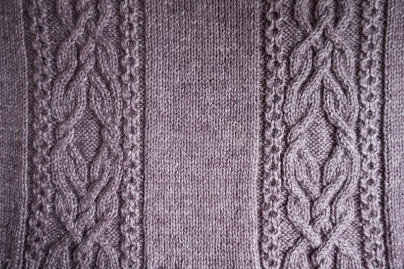 Tessuto tricottato rosa con due trecce fotografia stock libera da diritti Tessuto tricottato rosa con due trecce fotografia stock libera da diritti