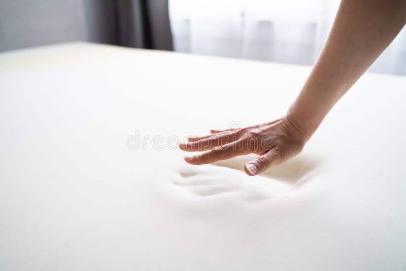Test de matelas de noyau en mousse à mémoire orthopédique photographie stock