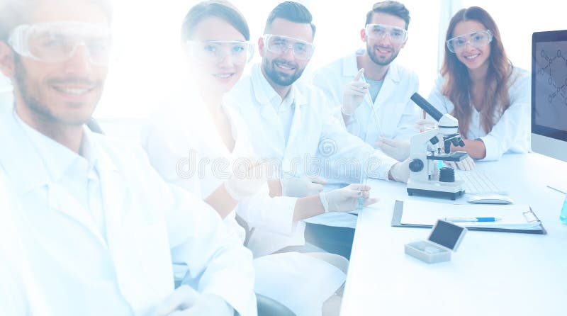 Testa del progetto scientifico e gruppo di ricerca nel luogo di lavoro fotografia stock Testa del progetto scientifico e gruppo di ricerca nel luogo di lavoro fotografia stock