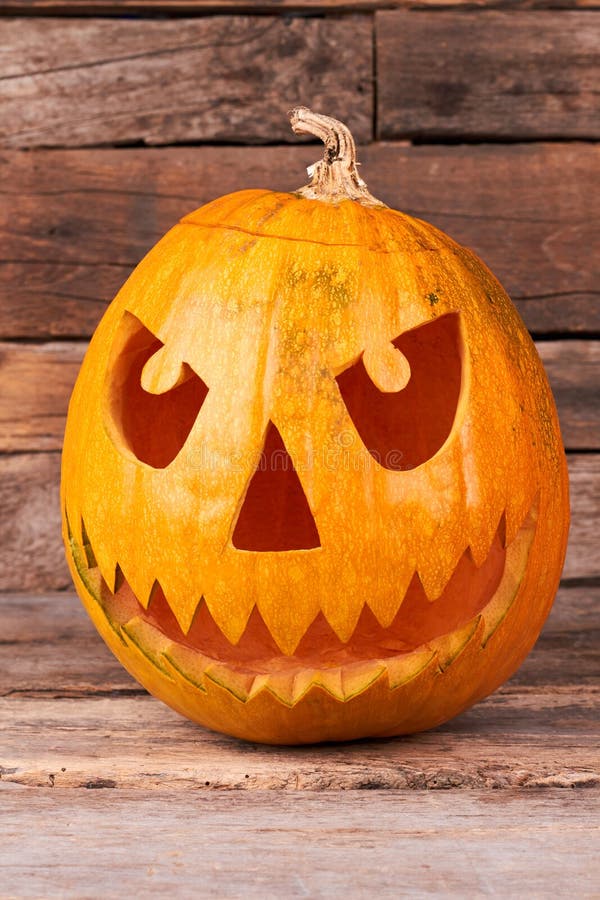 Testa di zucca di Halloween con faccia spaventosa immagine stock Testa di zucca di Halloween con faccia spaventosa immagine stock