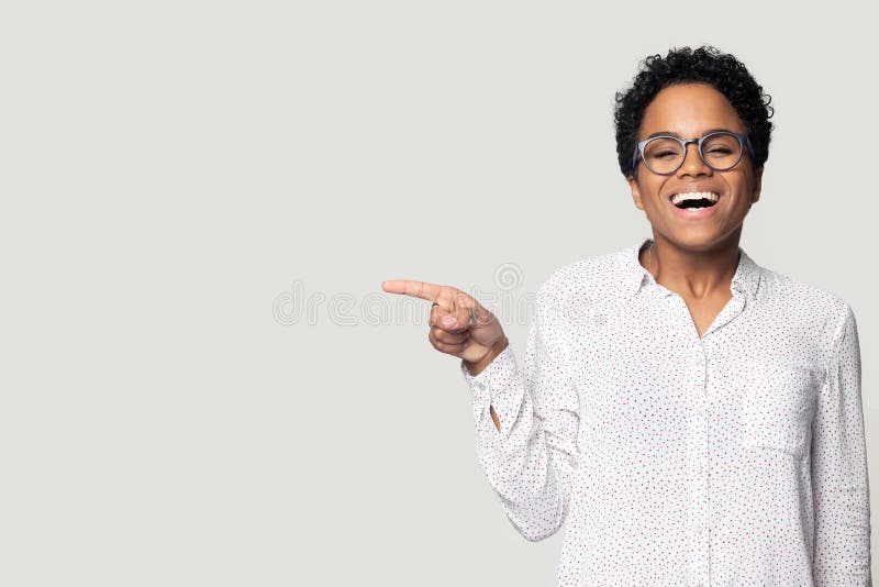 Testa scattata con una ragazza afro-americana che ride, puntando il dito verso l'alto