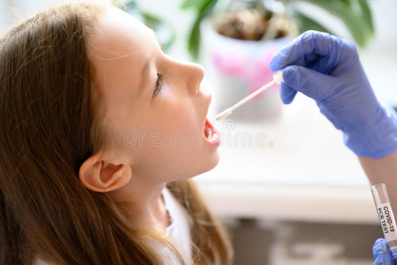 Teste de coronavírus e a garotinha abre boca para teste de cevida19