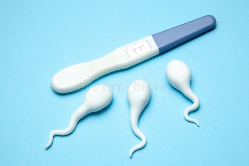 Figuras do teste do esperma e de gravidez em fundo coral vivo. conceito  médico
