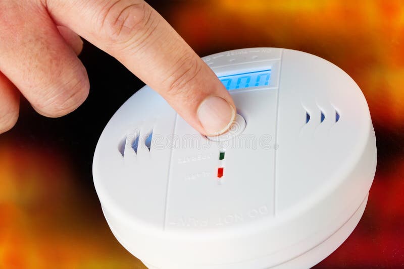 Teste de um fumo e alarme de incêndio com capab do sensor do monóxido de carbono imagens de stock Teste de um fumo e alarme de incêndio com capab do sensor do monóxido de carbono imagens de stock