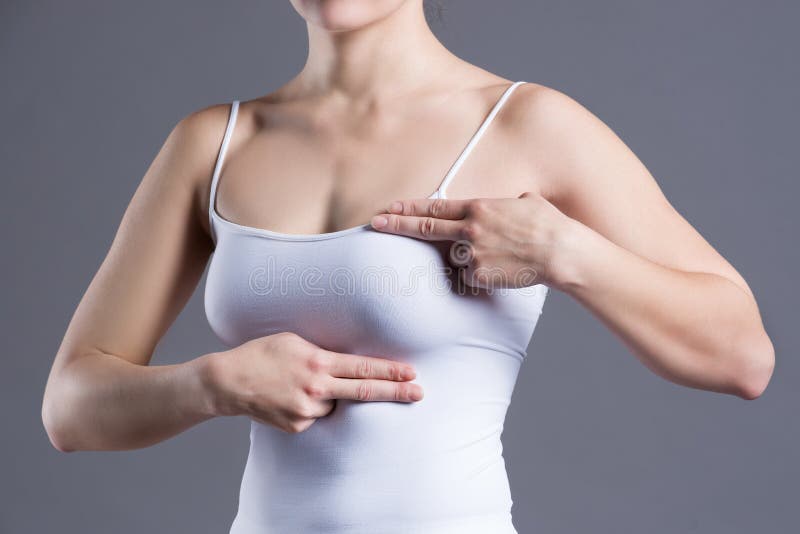 Teste do peito, mulher que examina seus peitos para o câncer, cardíaco de ataque, dor no corpo humano fotografia de stock royalty free Teste do peito, mulher que examina seus peitos para o câncer, cardíaco de ataque, dor no corpo humano fotografia de stock royalty free