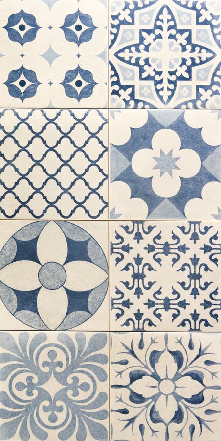 Teste padrão azul da cor nas telhas de mosaico brancas imagem de stock Teste padrão azul da cor nas telhas de mosaico brancas imagem de stock