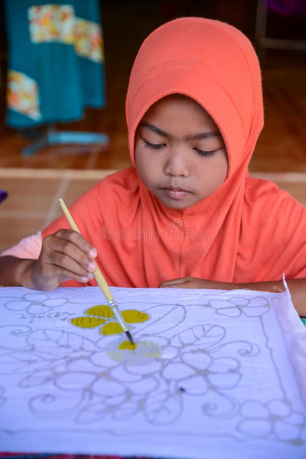 Teste padrão muçulmano bonito da pintura da menina na tela do Batik imagem de stock Teste padrão muçulmano bonito da pintura da menina na tela do Batik imagem de stock