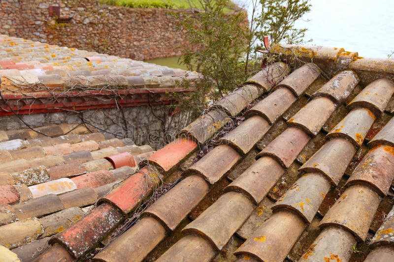 Teste padrão velho das telhas de telhado da argila em Spain imagens de stock Teste padrão velho das telhas de telhado da argila em Spain imagens de stock