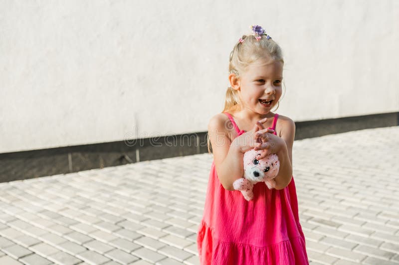 Testina per bambini con apparecchio di protesi cocleare per l'udito. l'udito e la medicina innovazione tecnologia e diversità incl immagine stock libera da diritti