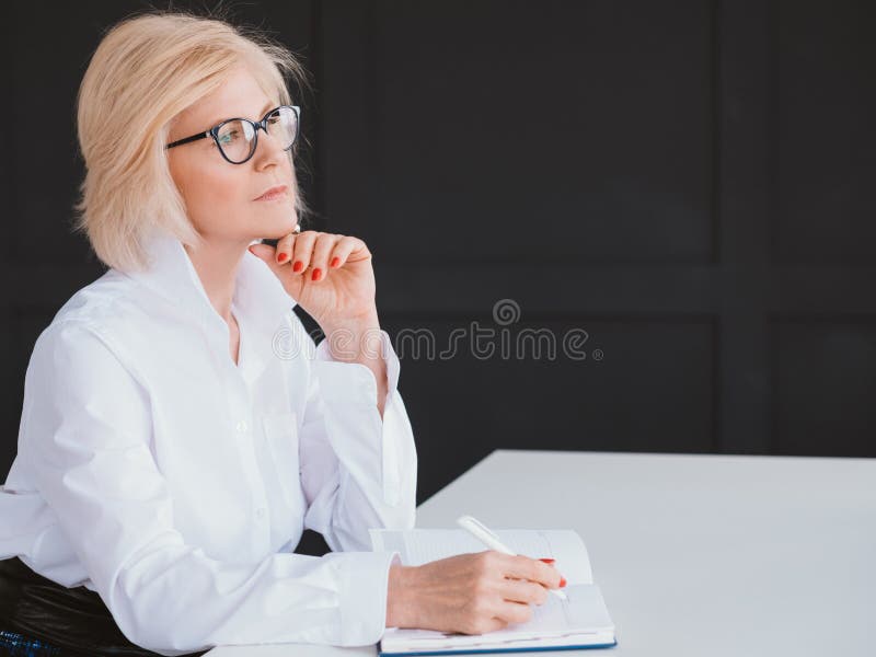 Testo alla moda di signora di giorno di proposito senior del pianificatore fotografia stock libera da diritti Testo alla moda di signora di giorno di proposito senior del pianificatore fotografia stock libera da diritti