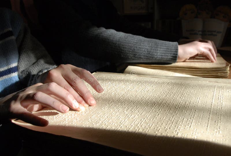 Testo cieco della lettura in Braille primo piano delle mani umane che leggono b immagine stock libera da diritti Testo cieco della lettura in Braille primo piano delle mani umane che leggono b immagine stock libera da diritti