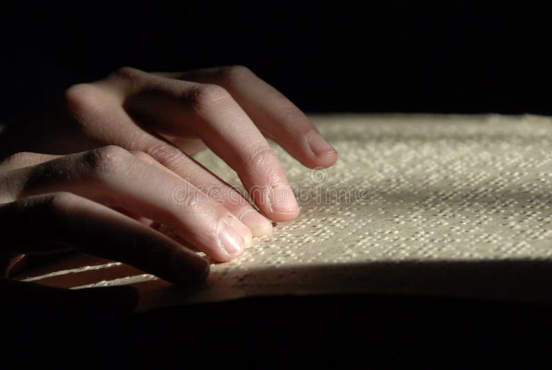 Testo cieco della lettura in Braille primo piano delle mani umane che leggono b fotografia stock libera da diritti Testo cieco della lettura in Braille primo piano delle mani umane che leggono b fotografia stock libera da diritti