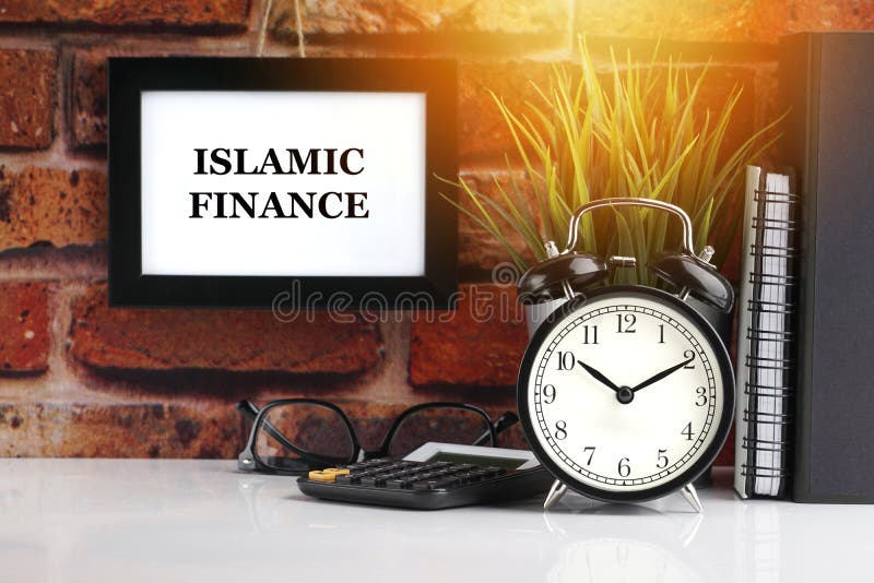 Testo della finanza islamica con rubrica di sveglia e vaso su fondo di mattoni