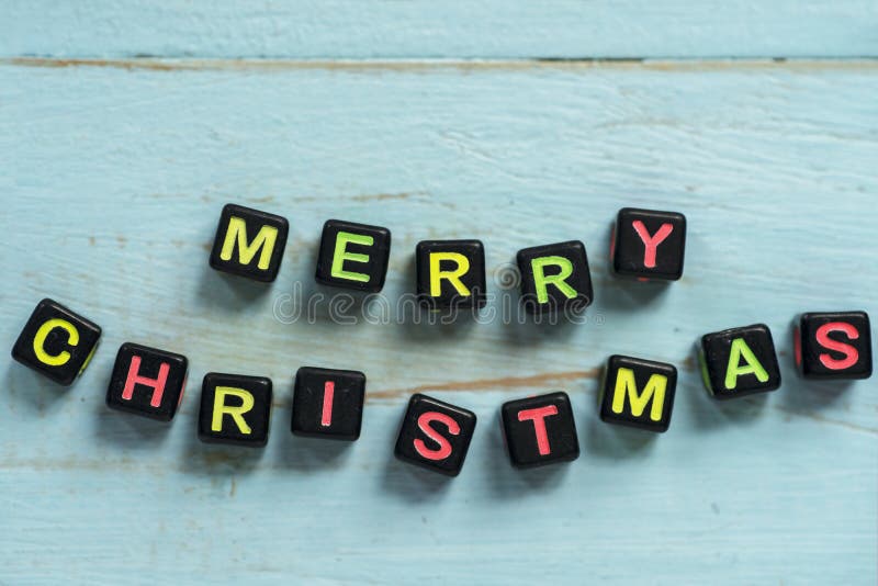 Testo di Buon Natale sui contenitori di cubo immagine stock Testo di Buon Natale sui contenitori di cubo immagine stock