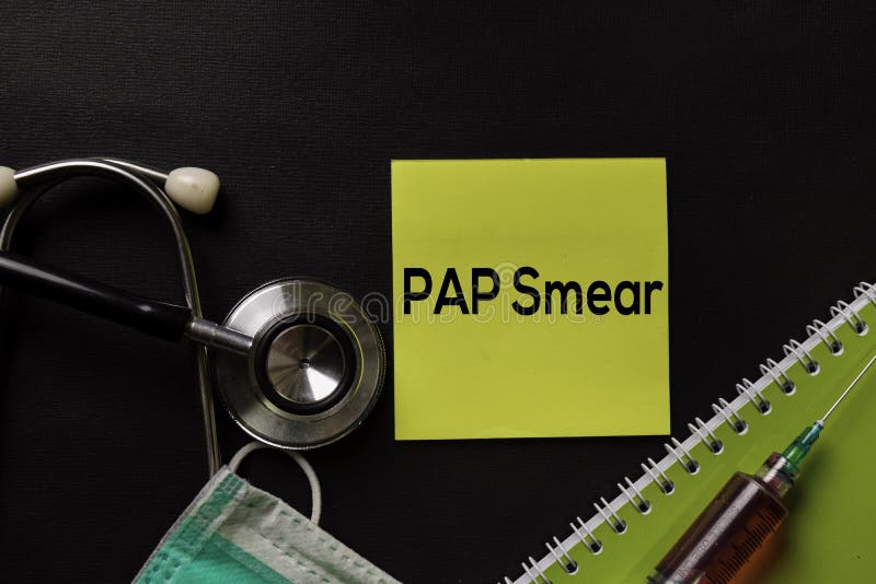 Testo di PAP Smear sulla tavola del nero di vista superiore con il campione di sangue e la sanità/concetto medico immagine stock libera da diritti Testo di PAP Smear sulla tavola del nero di vista superiore con il campione di sangue e la sanità/concetto medico immagine stock libera da diritti