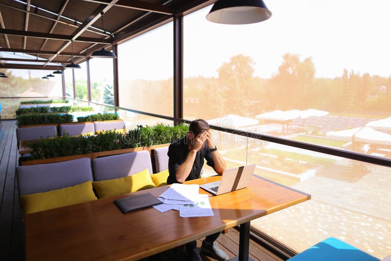 Testo indipendente di riscrittura del copywriter sul computer portatile alla tavola del caffè fotografie stock