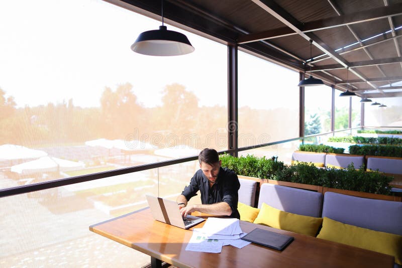 Testo indipendente di riscrittura del copywriter sul computer portatile alla tavola del caffè immagine stock libera da diritti