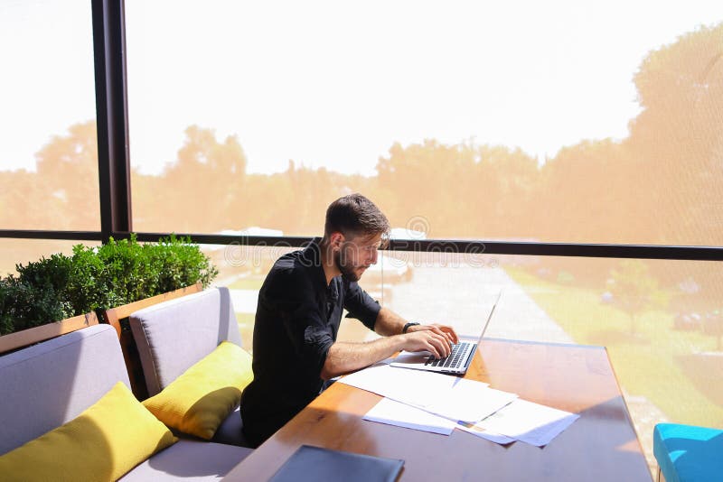 Testo indipendente di riscrittura del copywriter sul computer portatile alla tavola del caffè fotografia stock libera da diritti