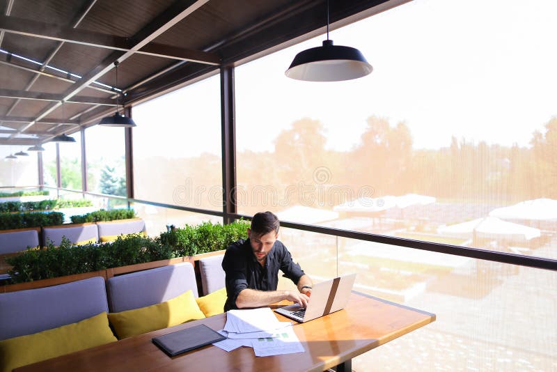Testo indipendente di riscrittura del copywriter sul computer portatile alla tavola del caffè fotografia stock libera da diritti