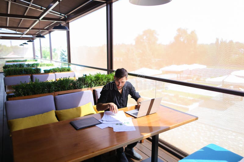 Testo indipendente di riscrittura del copywriter sul computer portatile alla tavola del caffè immagini stock libere da diritti