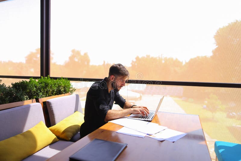 Testo indipendente di riscrittura del copywriter sul computer portatile alla tavola del caffè immagine stock libera da diritti