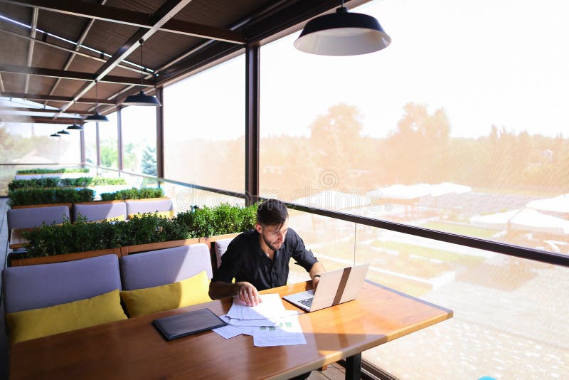 Testo indipendente di riscrittura del copywriter sul computer portatile alla tavola del caffè immagine stock libera da diritti