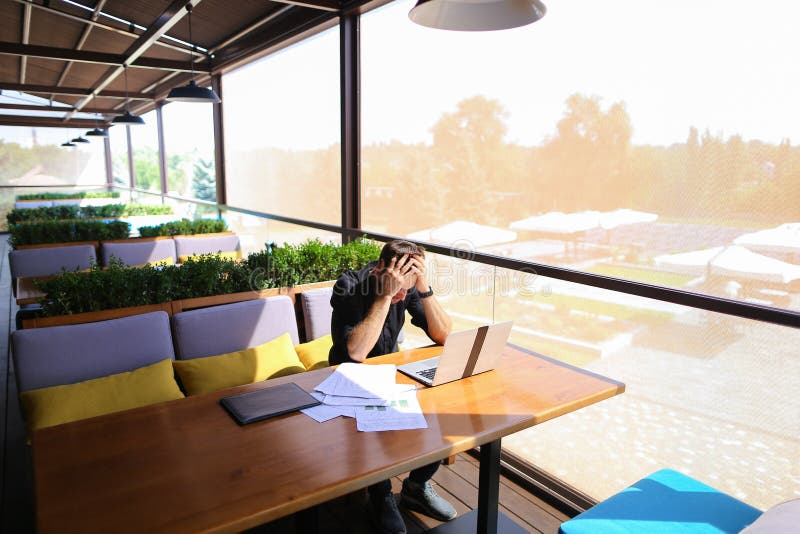 Testo indipendente di riscrittura del copywriter sul computer portatile alla tavola del caffè fotografie stock libere da diritti