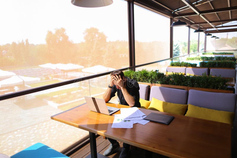 Testo indipendente di riscrittura del copywriter sul computer portatile alla tavola del caffè fotografia stock libera da diritti