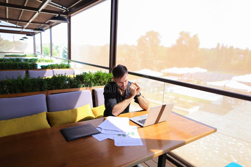 Testo indipendente di riscrittura del copywriter sul computer portatile alla tavola del caffè fotografia stock