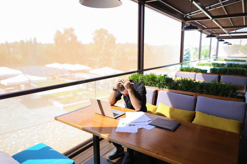 Testo indipendente di riscrittura del copywriter sul computer portatile alla tavola del caffè immagini stock